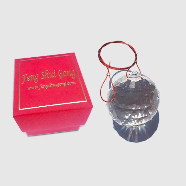 Caja protegida con esfera de cristal facetado Feng Shui con hilo rojo