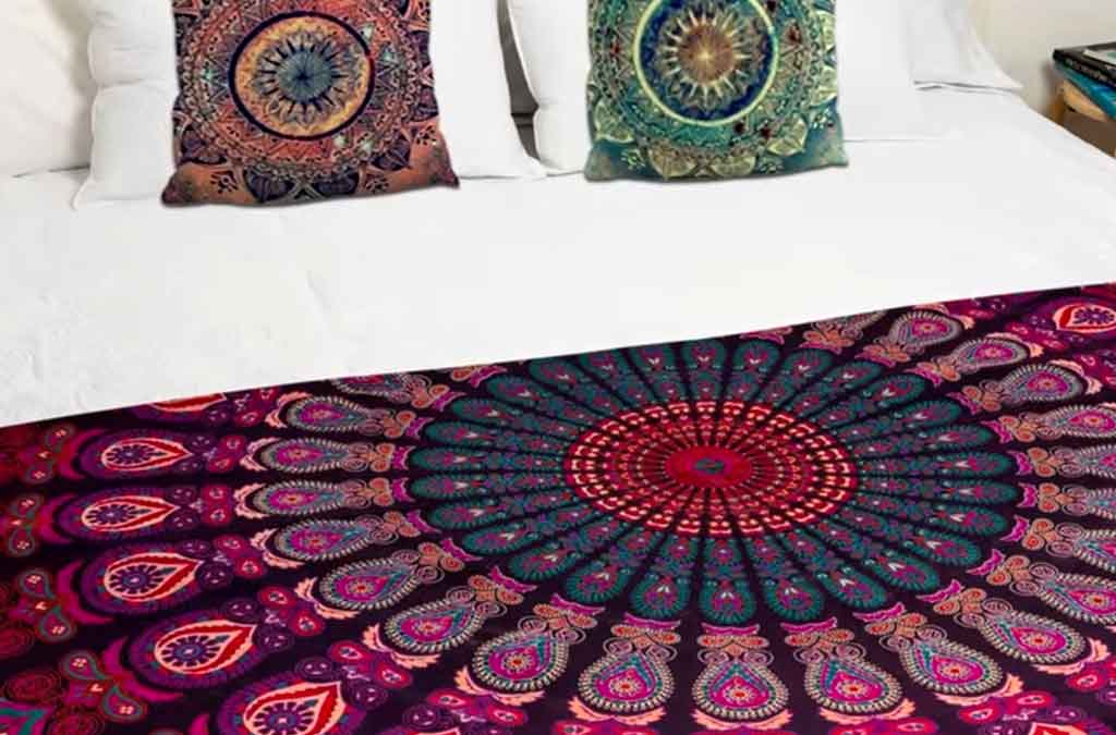 decoración de habitación con textiles coloridos