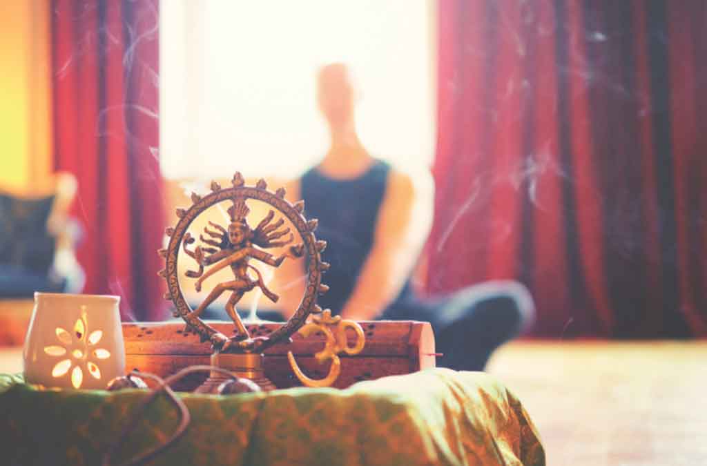 crea un altar para meditar en casa