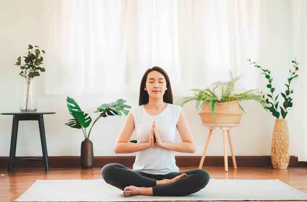 elimina estrés meditando en casa