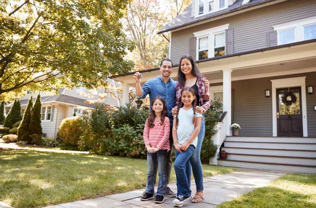 familia con casa nueva